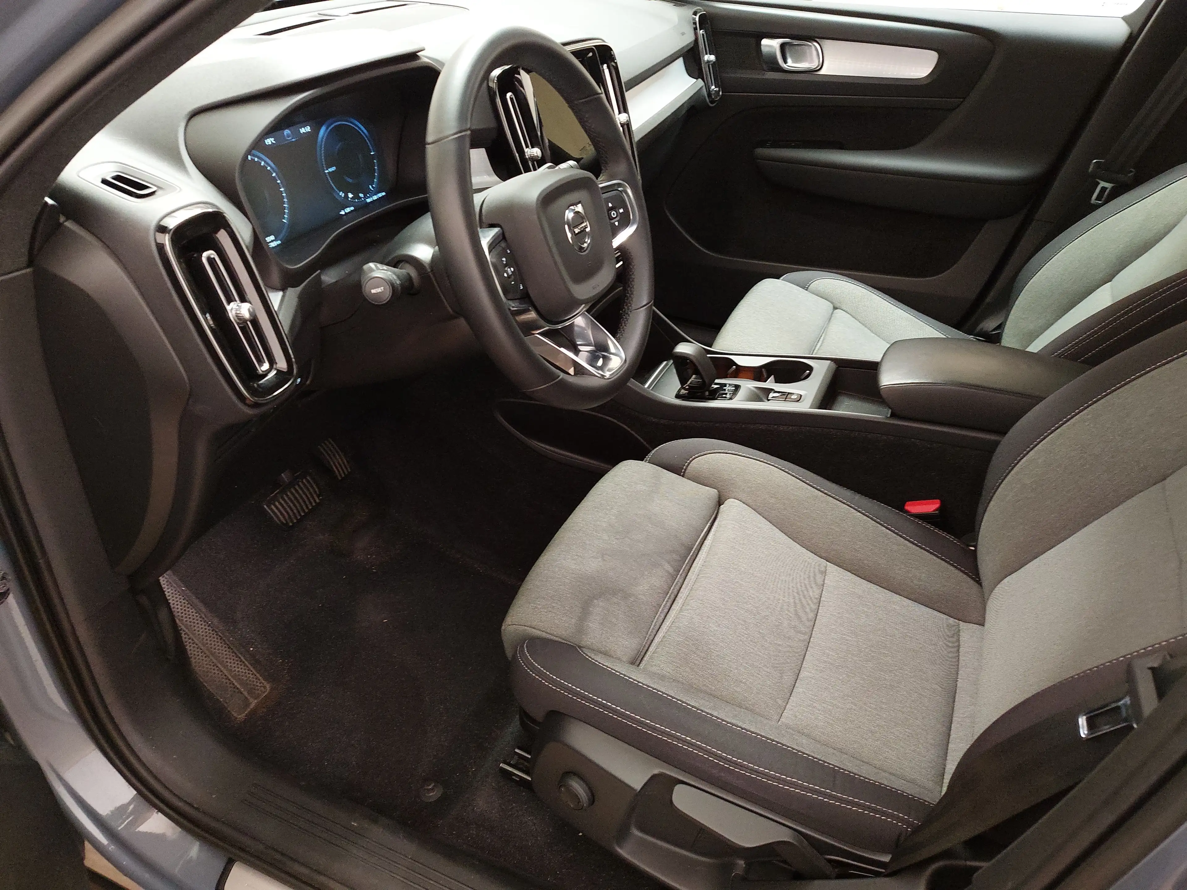 Volvo XC40 T4 Recharge Core Navi LED RFK SHZ — photo 6