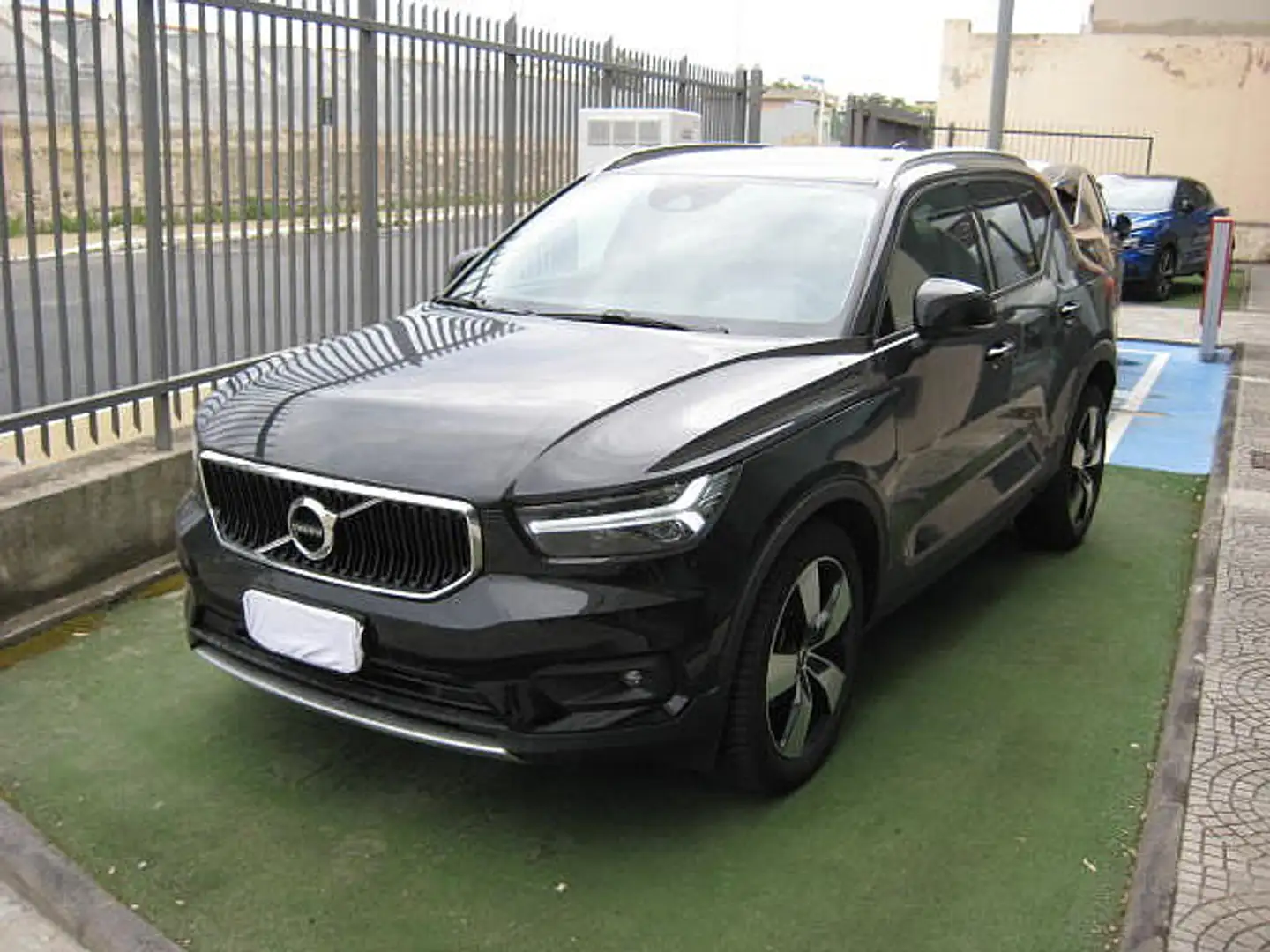 Volvo XC40 Momentum Pro, T3 automatico Nero - 2