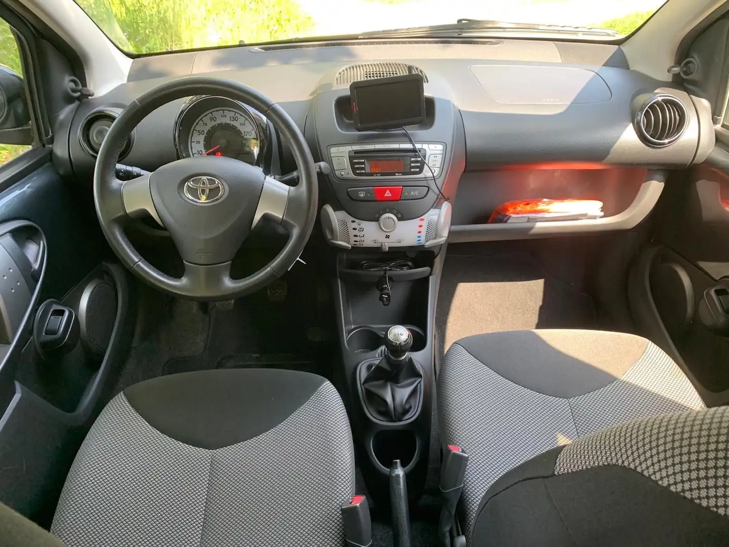 Toyota Sonstige Aygo AYGO Connect Garantie/ 60.000 km / 5.Türen Grau - 2