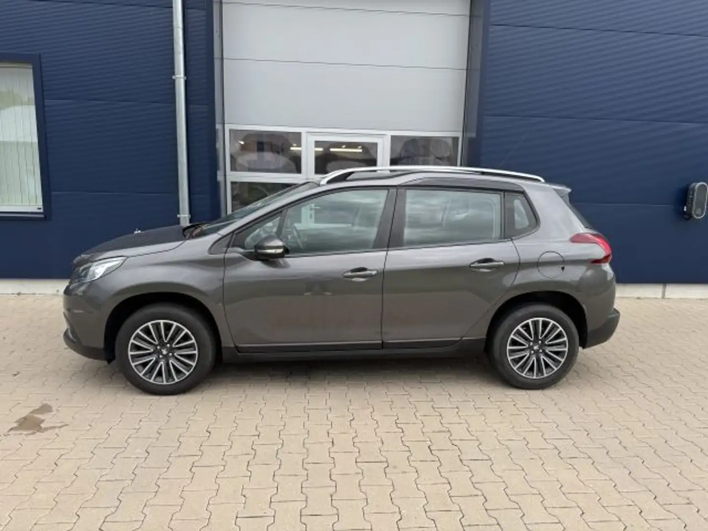 Peugeot 2008 PureTech 82 Active Grau - 2