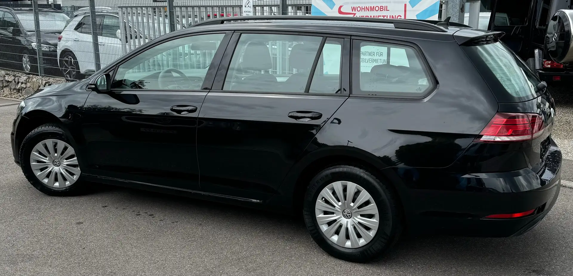 Volkswagen Golf Variant Trendline 1.6 TDI Navigation Zwart - 2