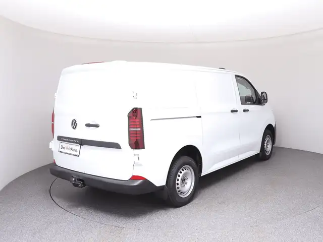 Volkswagen Transporter view 4