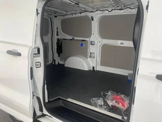 Volkswagen Transporter view 9