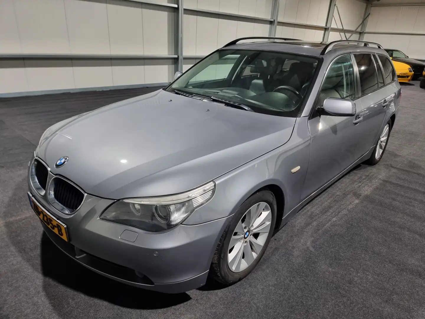 BMW 525 5-serie Touring 525d siva - 2