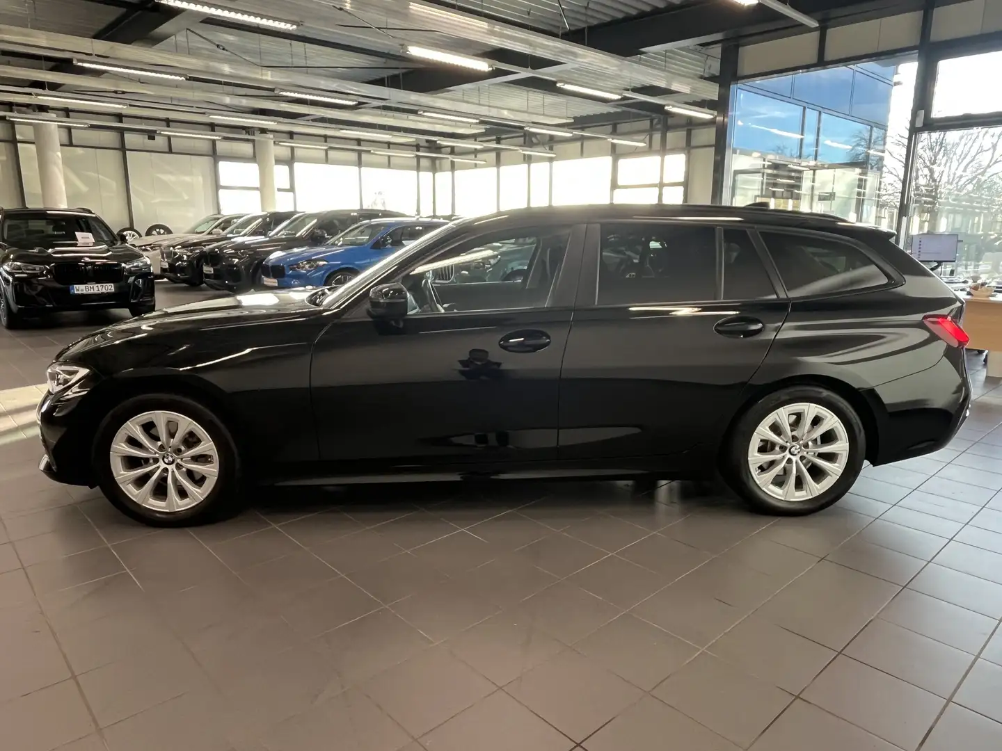 BMW 320 d Touring NAVI LED PDC V+H DAB Tempomat Sitzheiz. Schwarz - 2