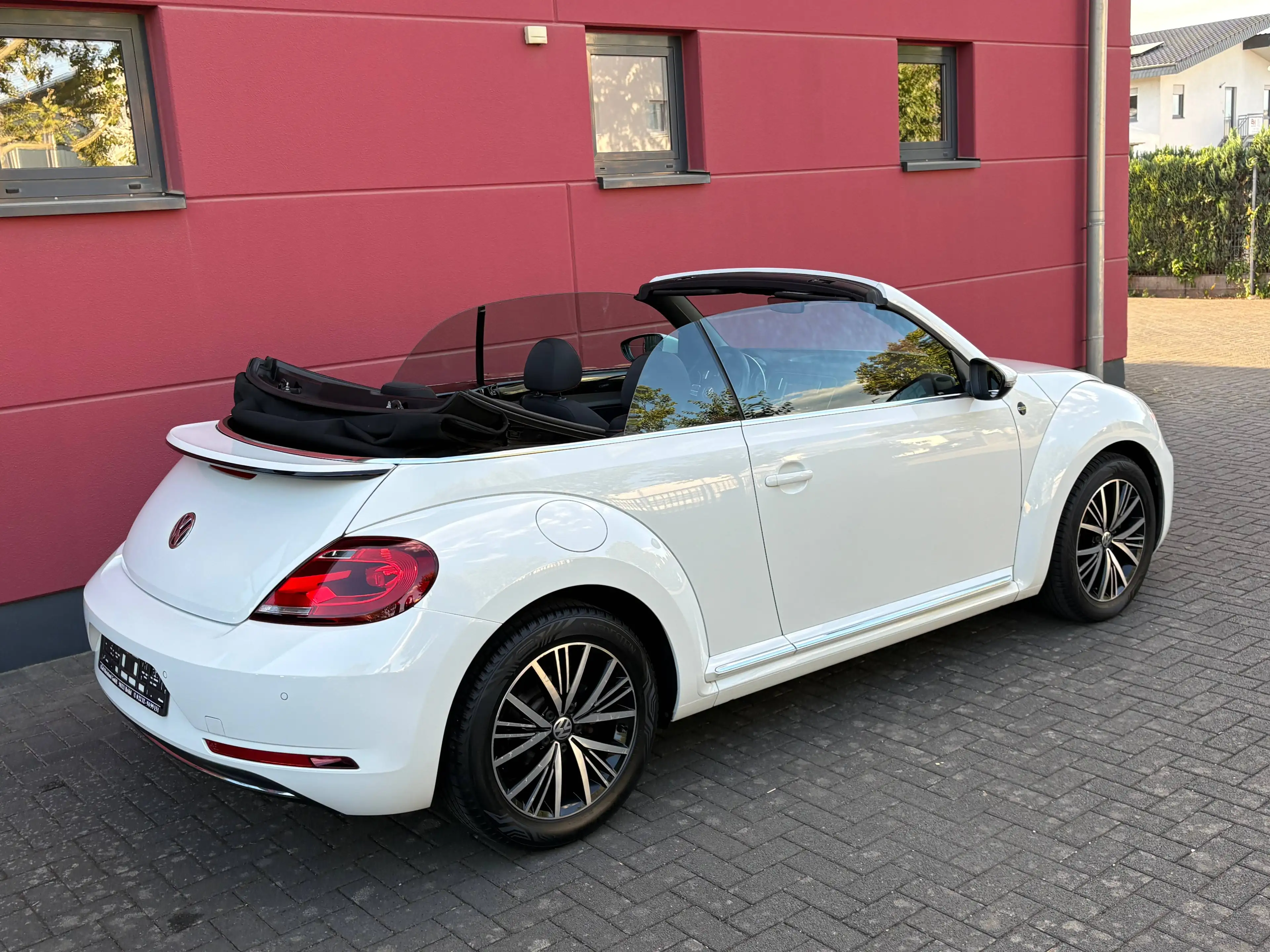 Volkswagen Beetle CABRIO 1.2 TSI BLUEMOTION TECH SONDERMODELL SOUND 1-HAND TOP* — photo 2