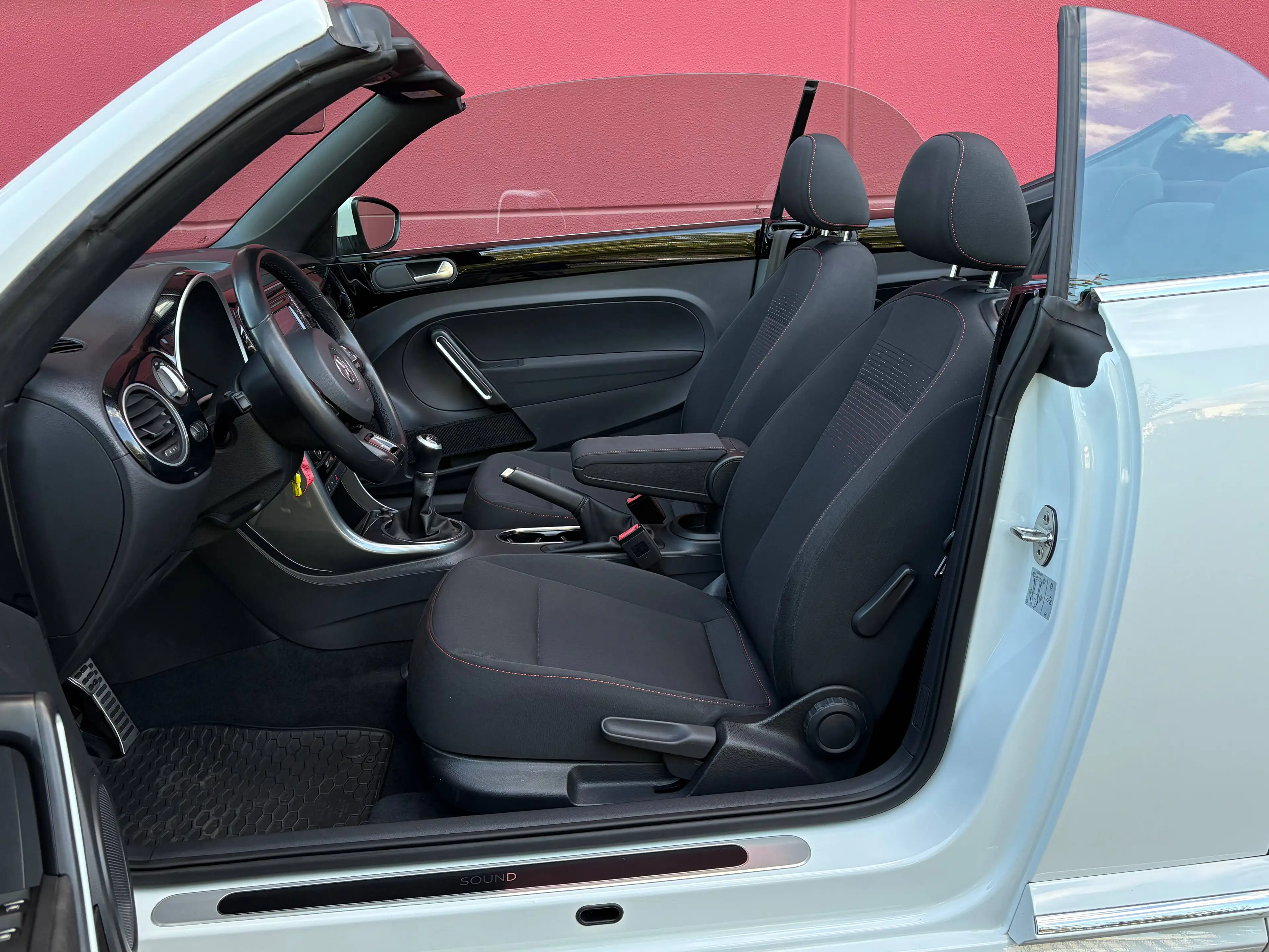Volkswagen Beetle CABRIO 1.2 TSI BLUEMOTION TECH SONDERMODELL SOUND 1-HAND TOP* — photo 11
