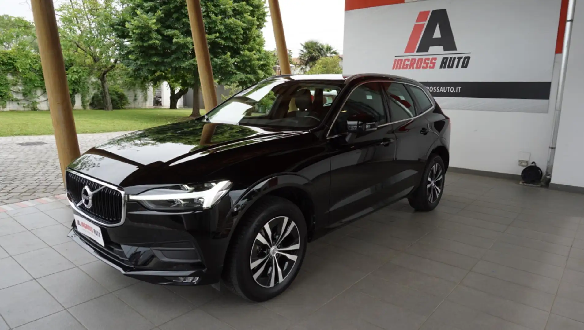 Volvo XC60 B4 (d) AWD Geartronic Momentum Negro - 1