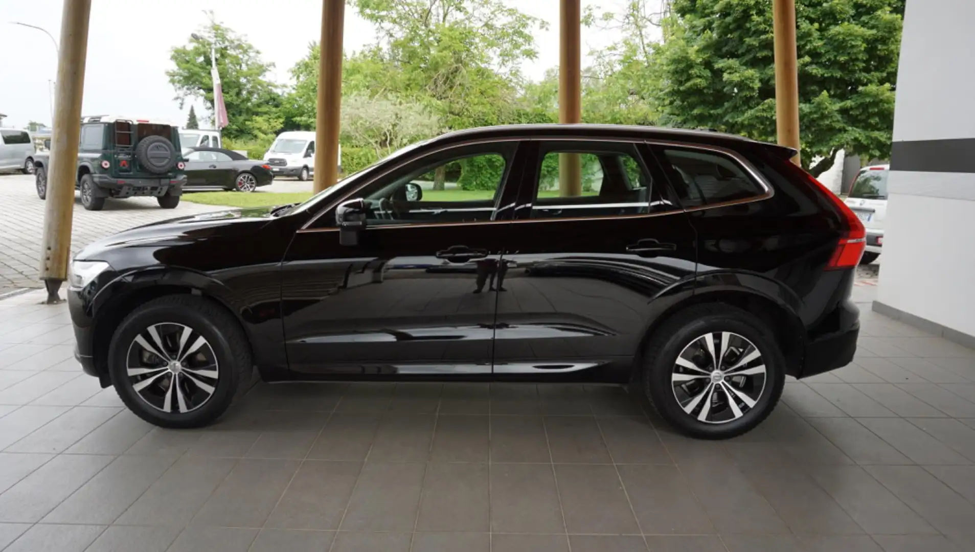 Volvo XC60 B4 (d) AWD Geartronic Momentum Negro - 2