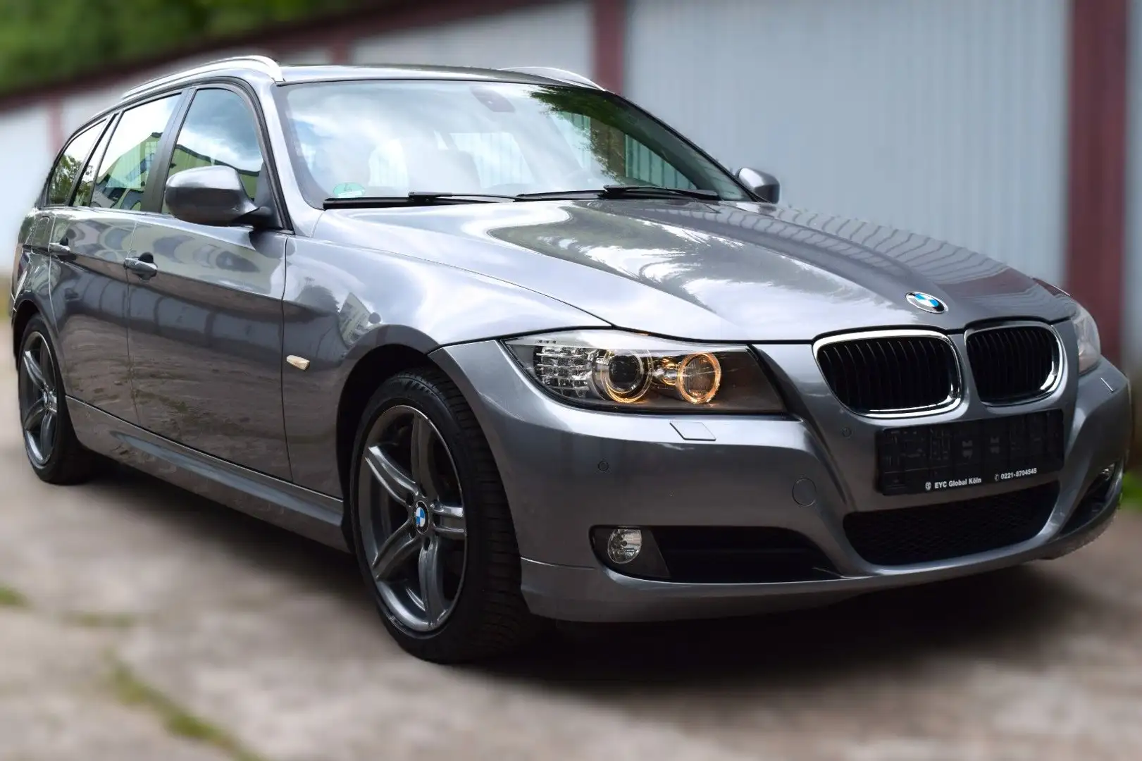 BMW 318 i Touring,Automatik,Navi,Pano,PDC,AHK Grijs - 2