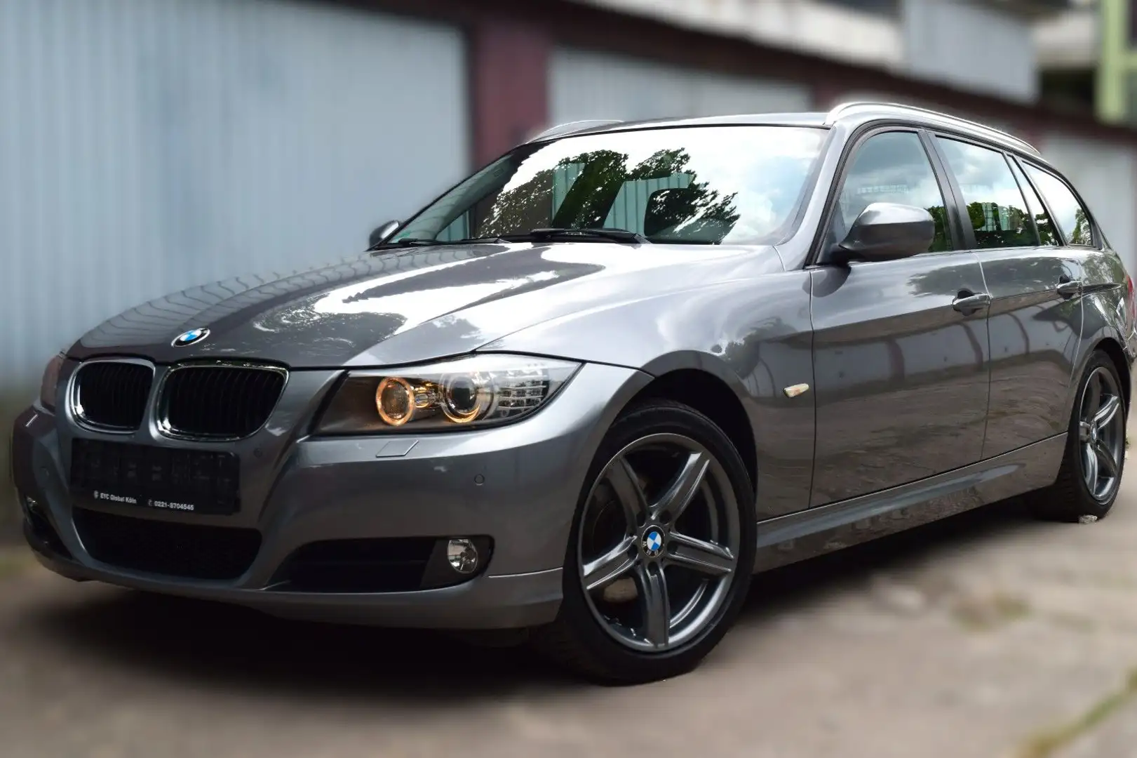 BMW 318 i Touring,Automatik,Navi,Pano,PDC,AHK Grijs - 1