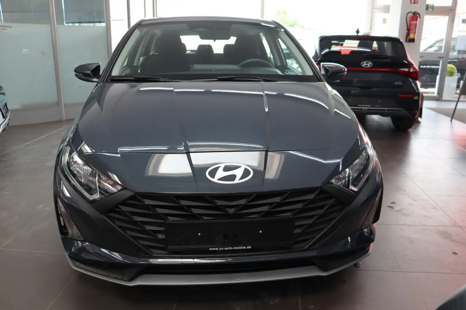 Hyundai i20 1.2 Navi Klima PDC R.cam Tempomat SOFORT Grau - 2