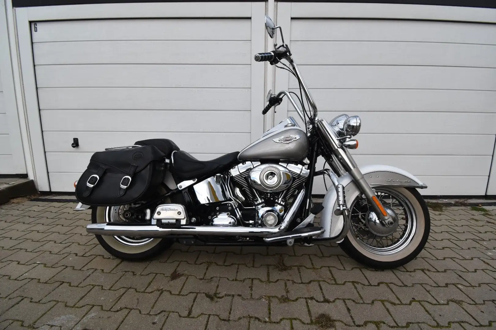 Harley-Davidson Heritage FLSTN Softtail DELUXE Ape Stříbrná - 1