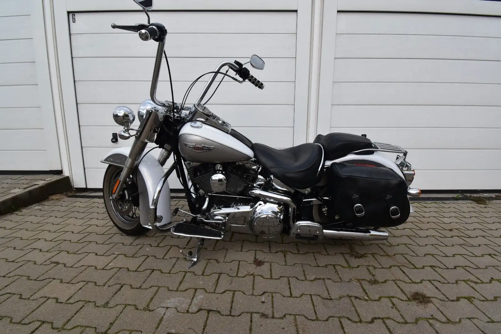 Harley-Davidson Heritage FLSTN Softtail DELUXE Ape Stříbrná - 2