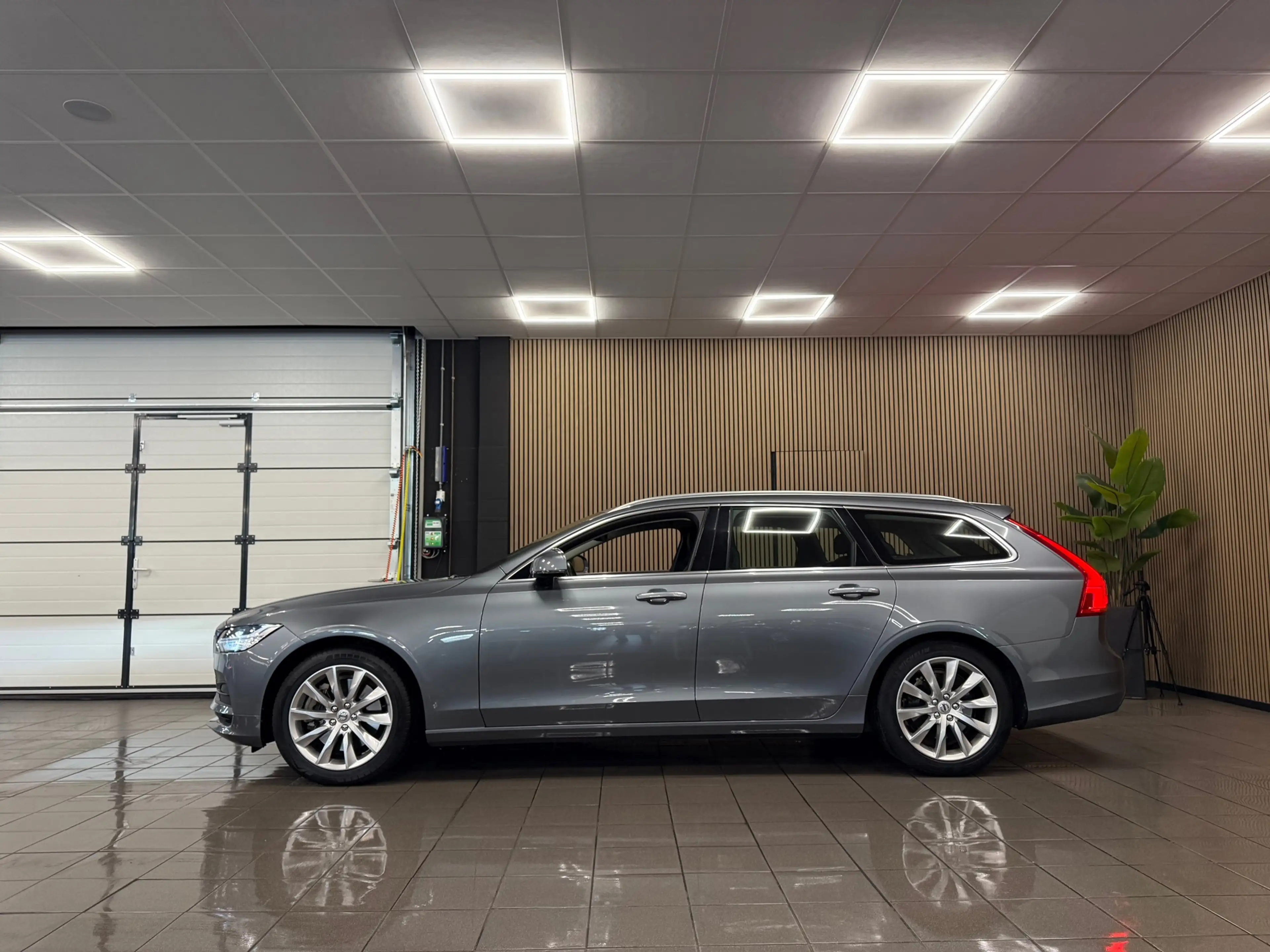 Volvo V90 2.0 T5 90th Anniversary Edition * Automaat / Trekh — photo 2