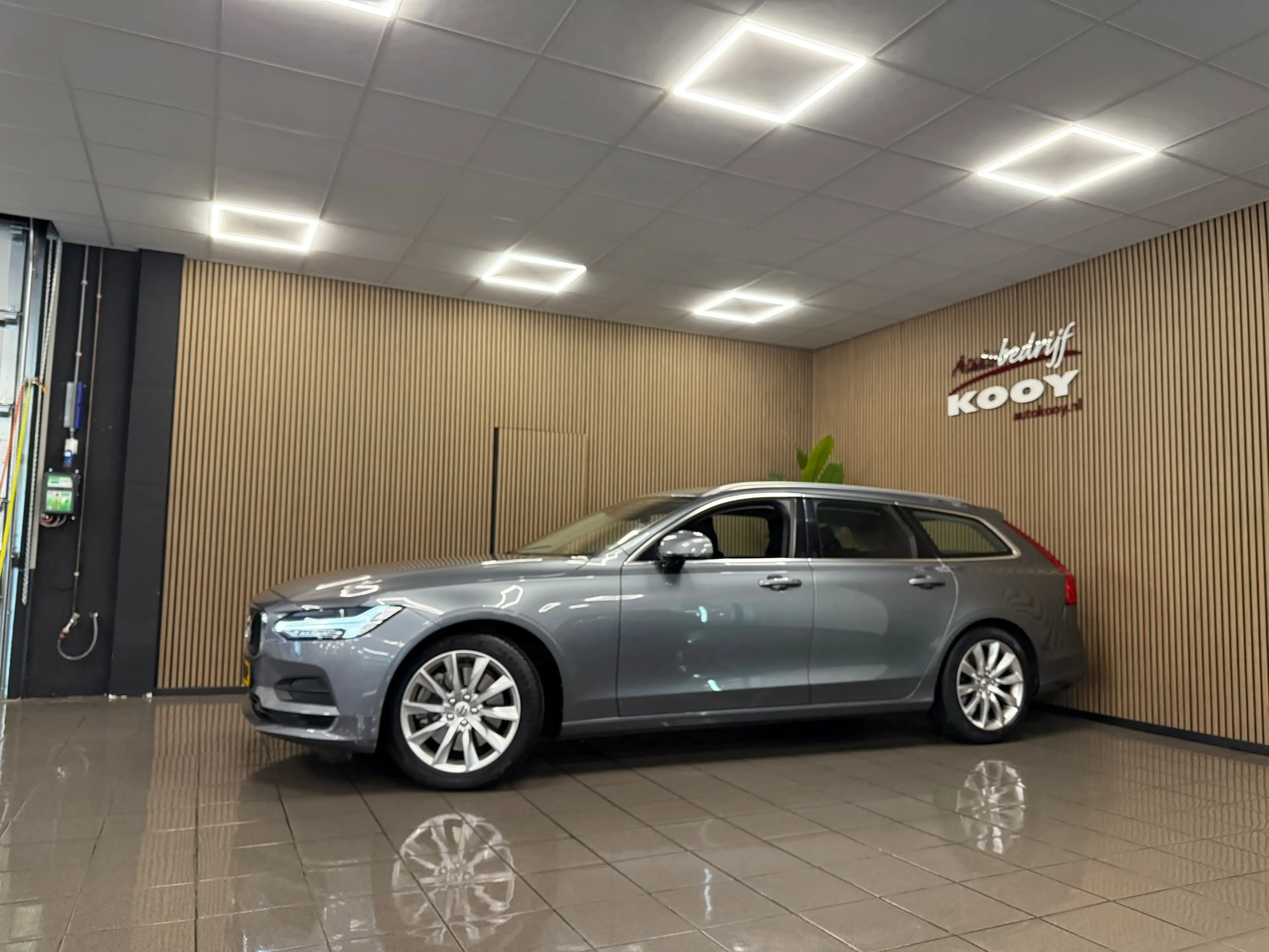 Volvo V90 2.0 T5 90th Anniversary Edition * Automaat / Trekh — photo 11