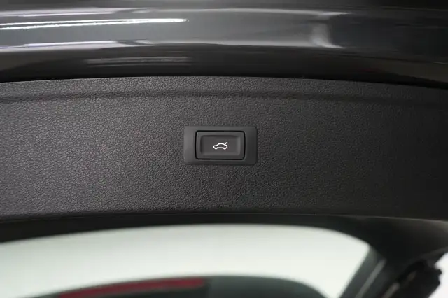 Audi Q5 view 8