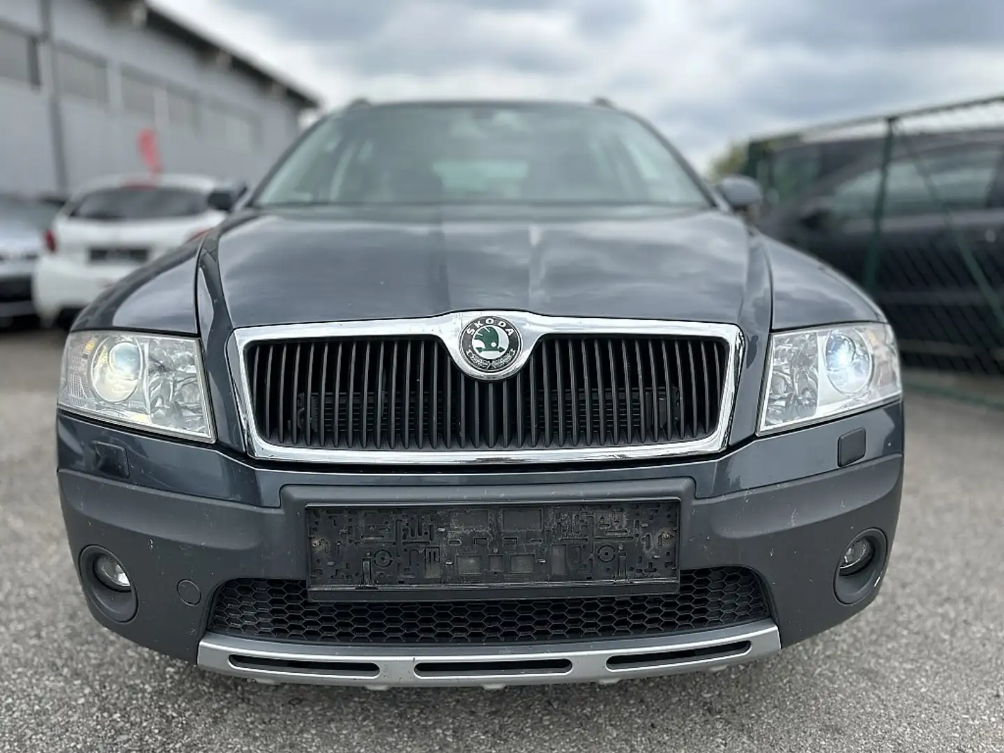 Skoda Octavia Combi 2,0 Scout TDI Grau - 2