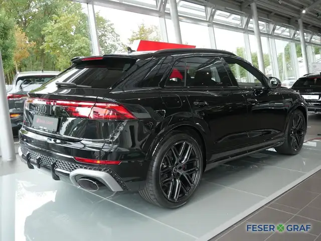 Audi RS Q8 view 4