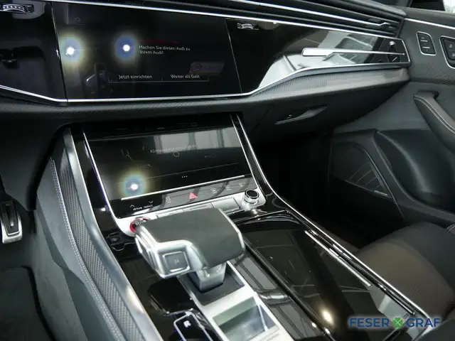 Audi RS Q8 view 10