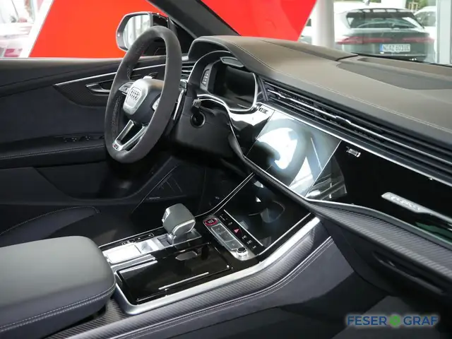 Audi RS Q8 view 6