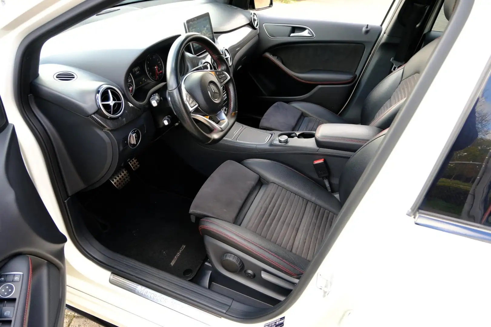 Mercedes-Benz B 180 AMG Night Edition Plus Aut. Pano|Navi|Airco|LMV|PD Wit - 2