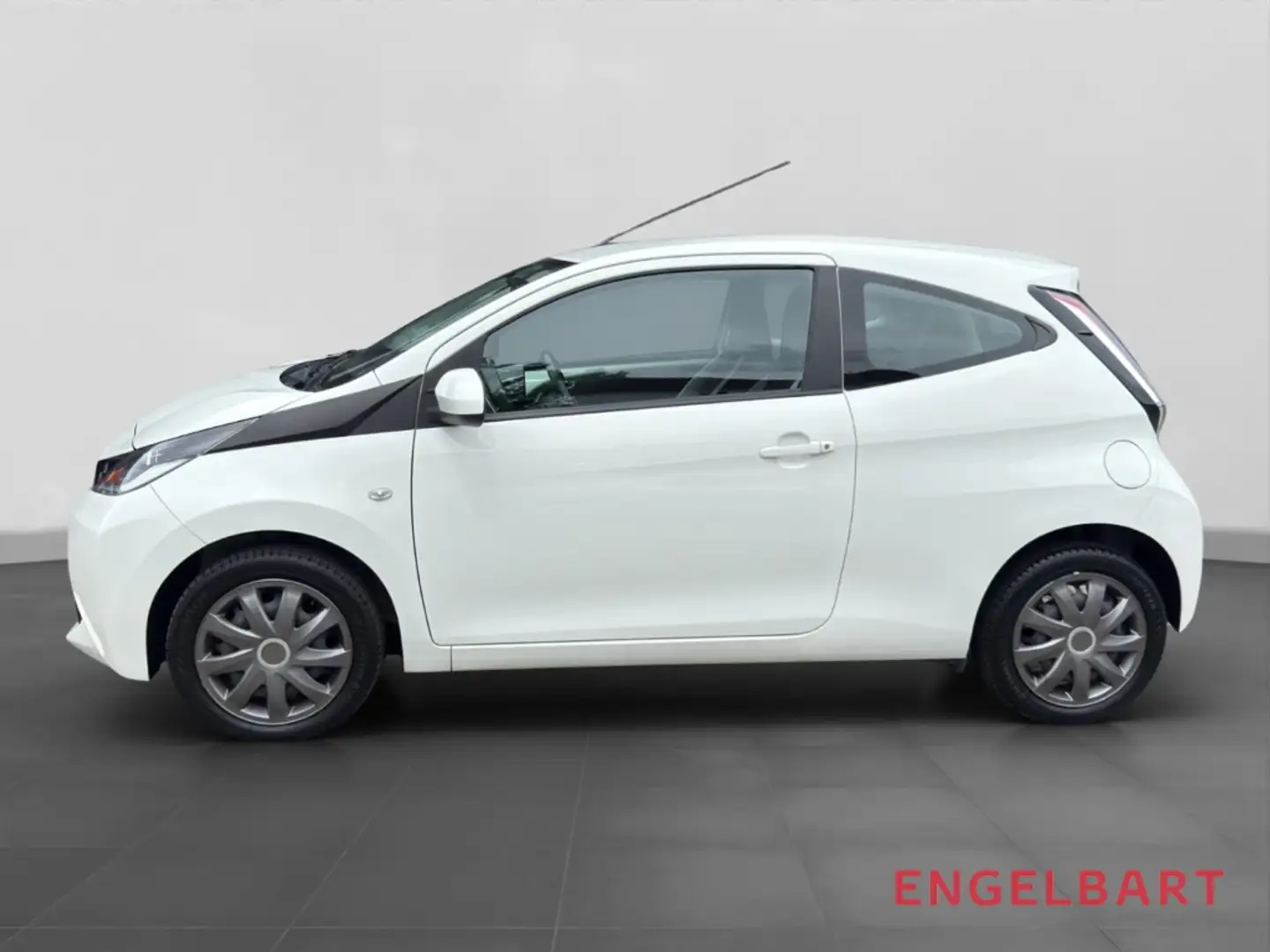 Toyota Aygo 1.0 X-Play X-Business Paket Wit - 2