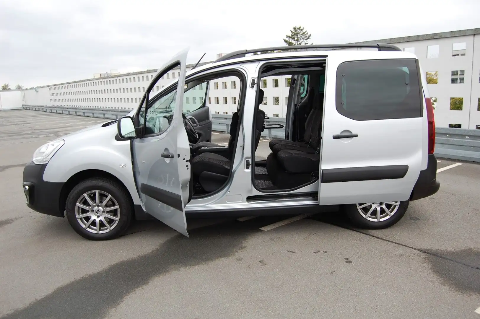 Peugeot Partner Tepee 110PS.Outdoor.46900Km.Navi,Kamera Grau - 1