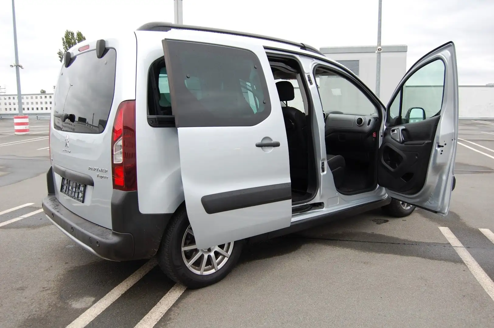 Peugeot Partner Tepee 110PS.Outdoor.46900Km.Navi,Kamera Grau - 2