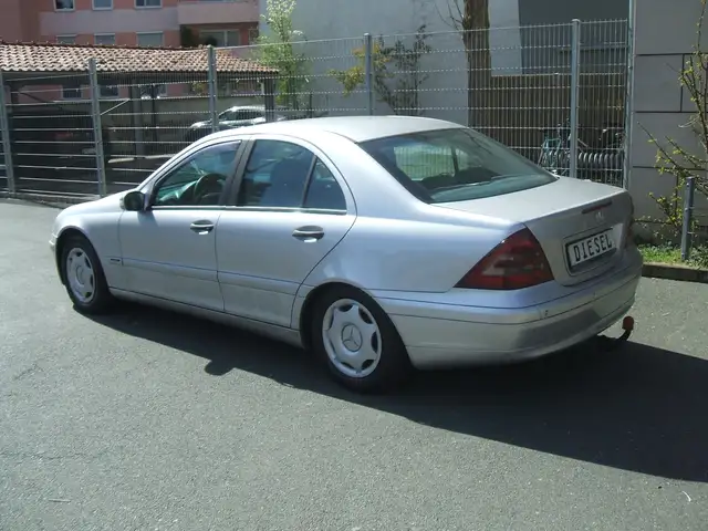 Mercedes-Benz 200 CDI*AUTOMATIK*TOP-AUTO*A.H.K*a.w. TÜV-ALLES-NEU