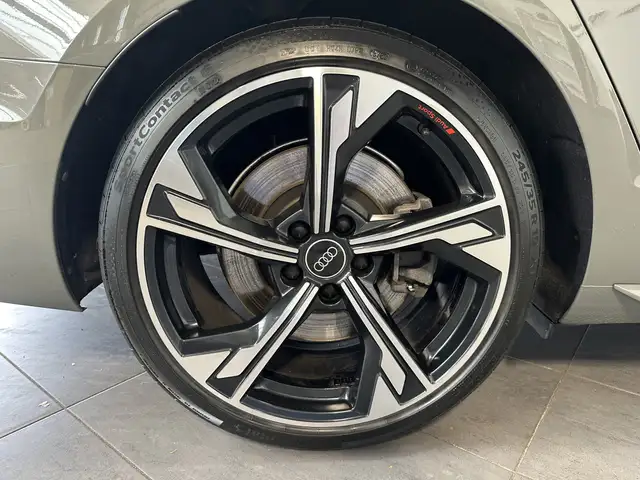 Audi A4 Avant view 3