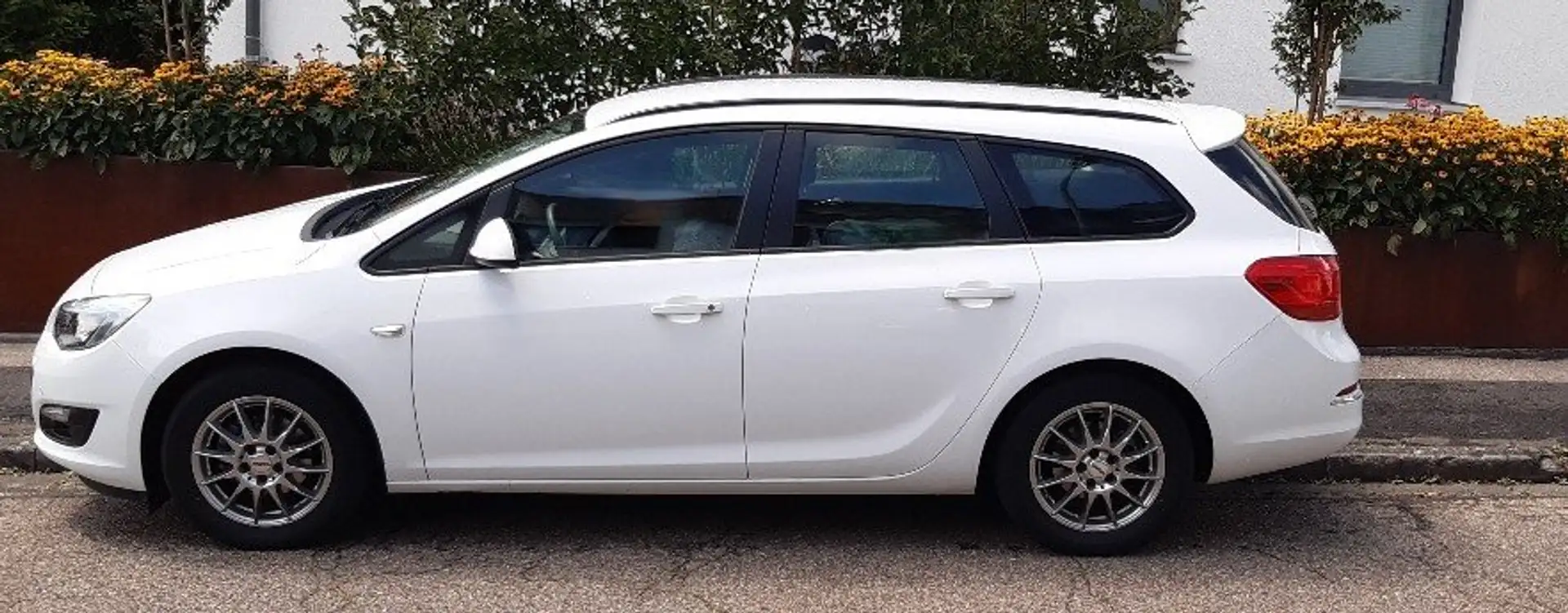 Opel Astra Sports Tourer Bílá - 1