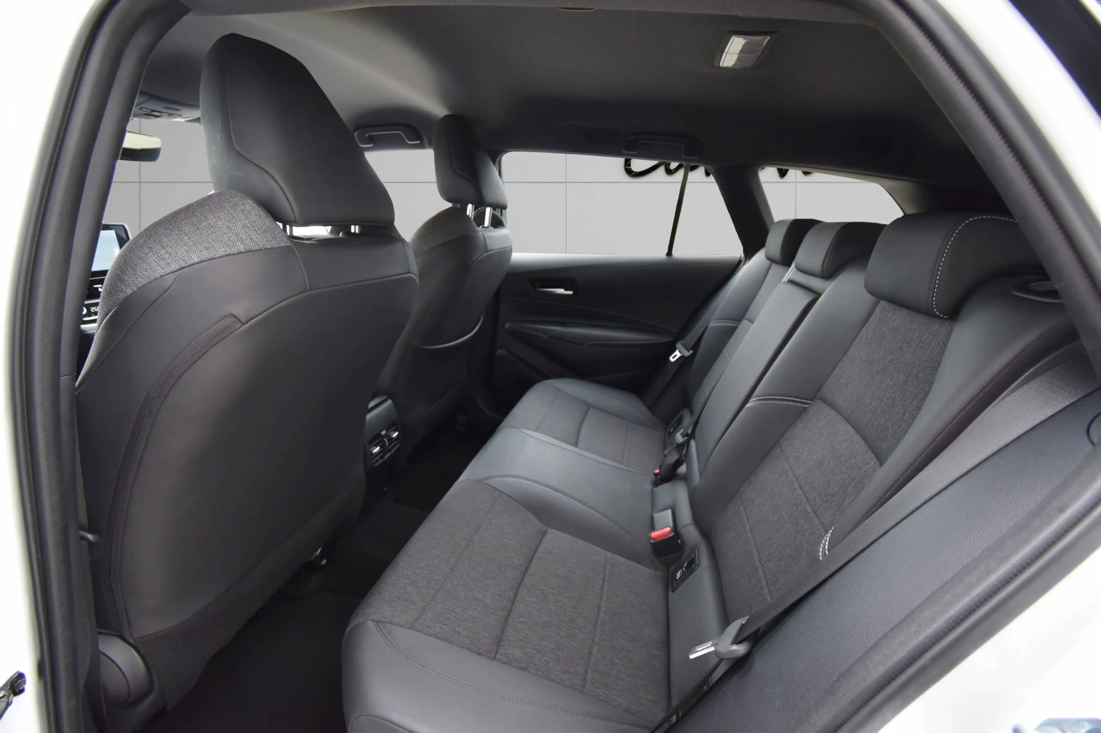Toyota Corolla Kombi 2.0 Hybrid Design Aut. — photo 13
