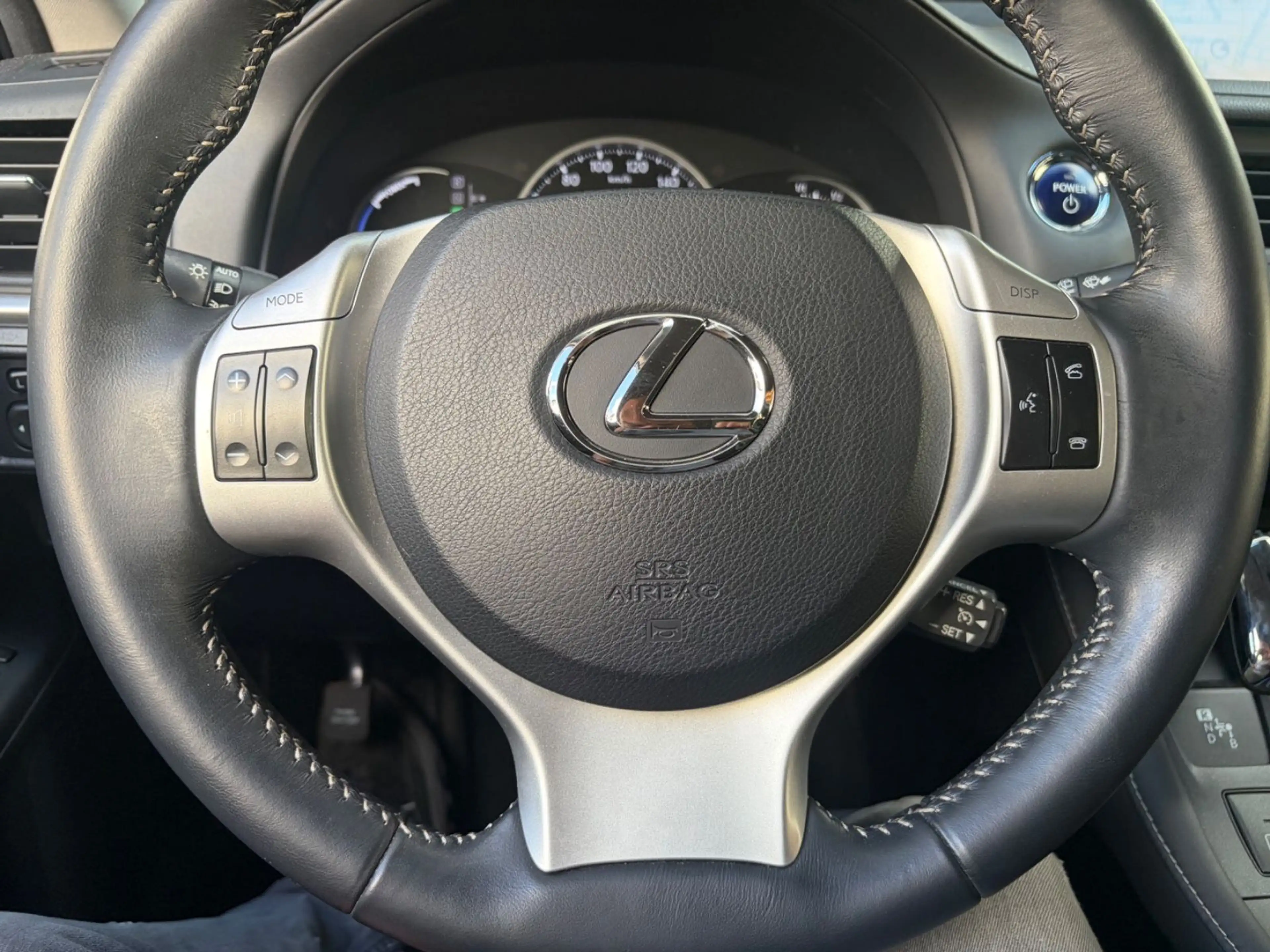 Lexus CT 200h — photo 11