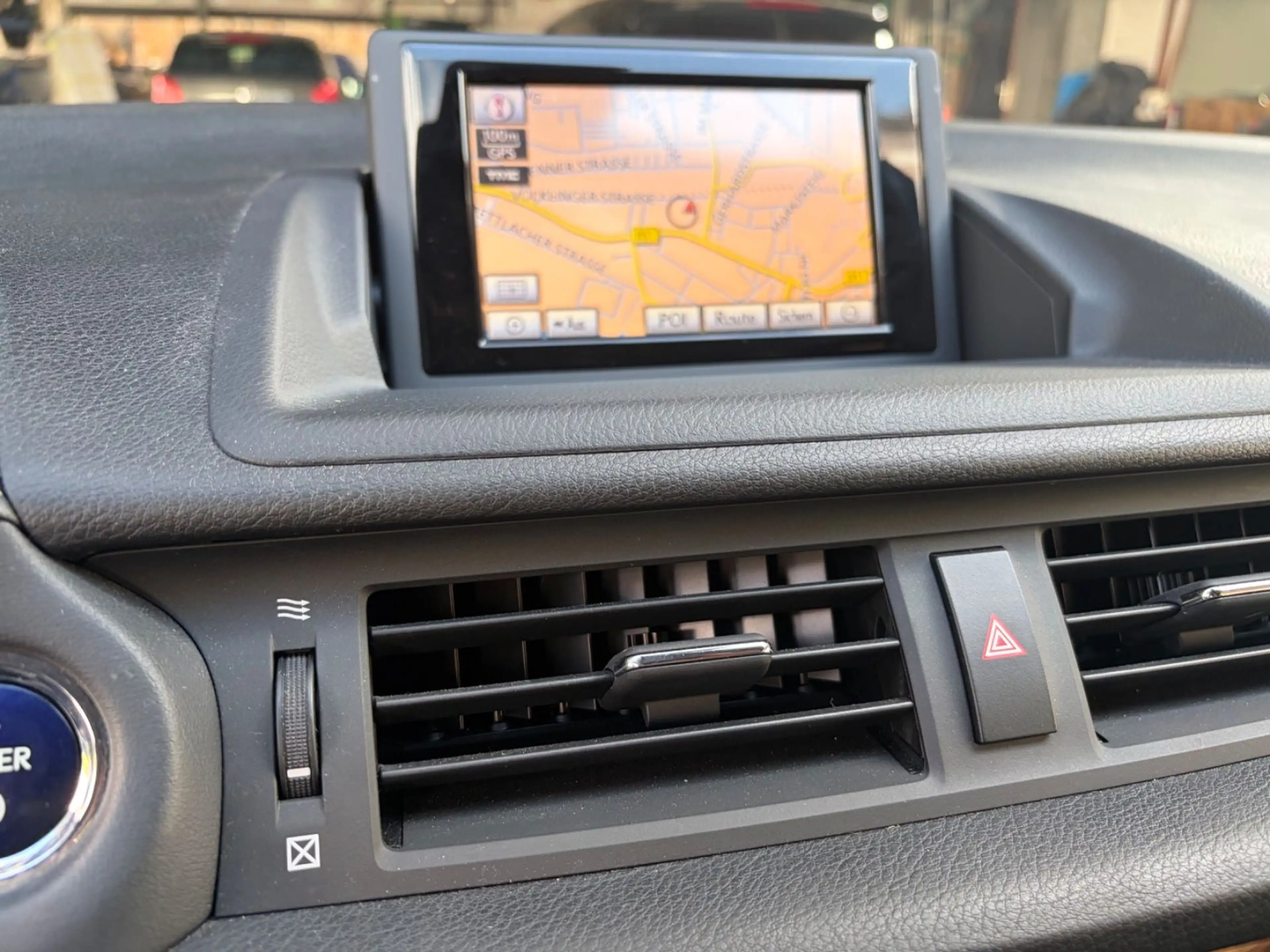 Lexus CT 200h — photo 14