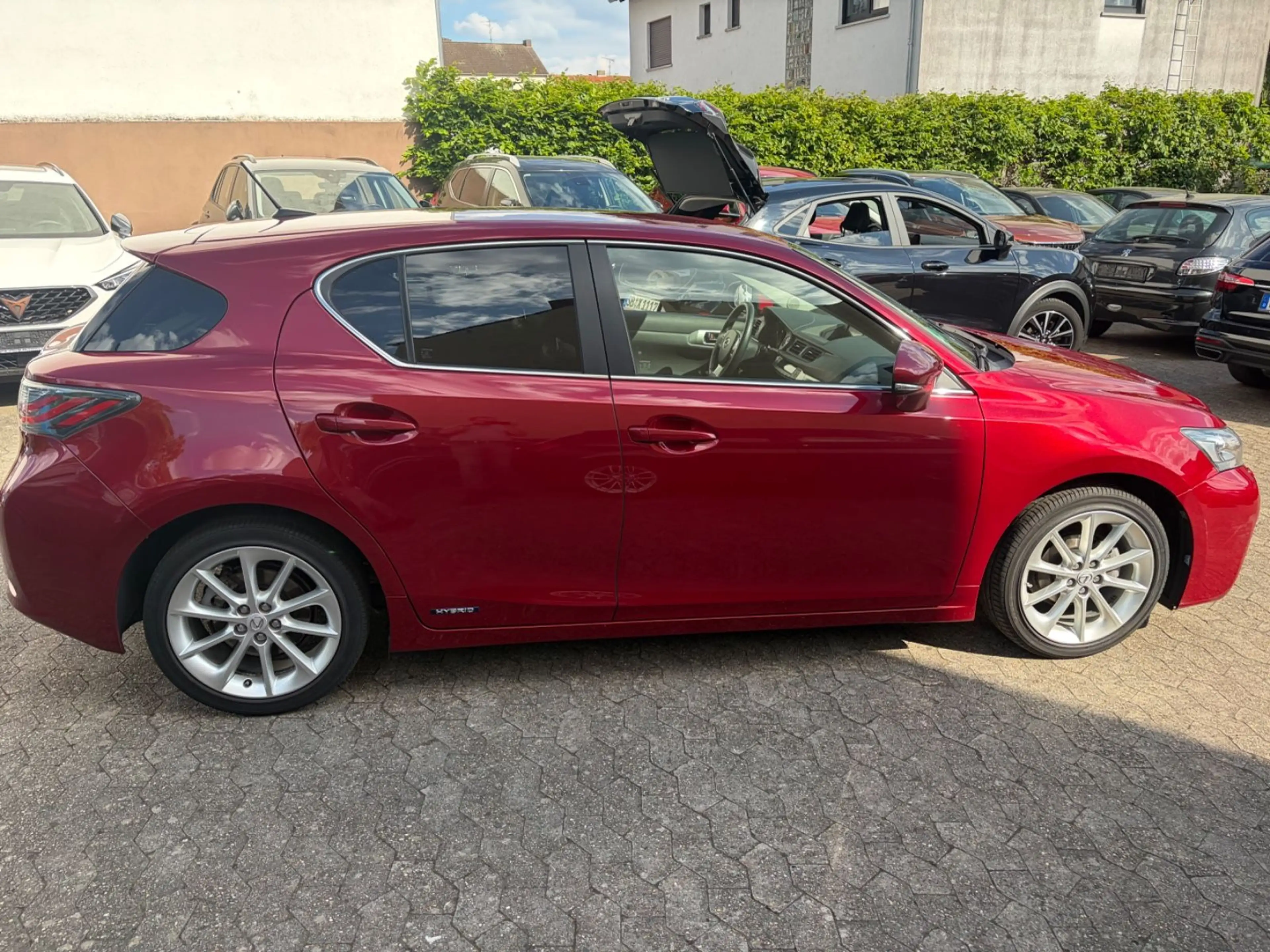 Lexus CT 200h — photo 7