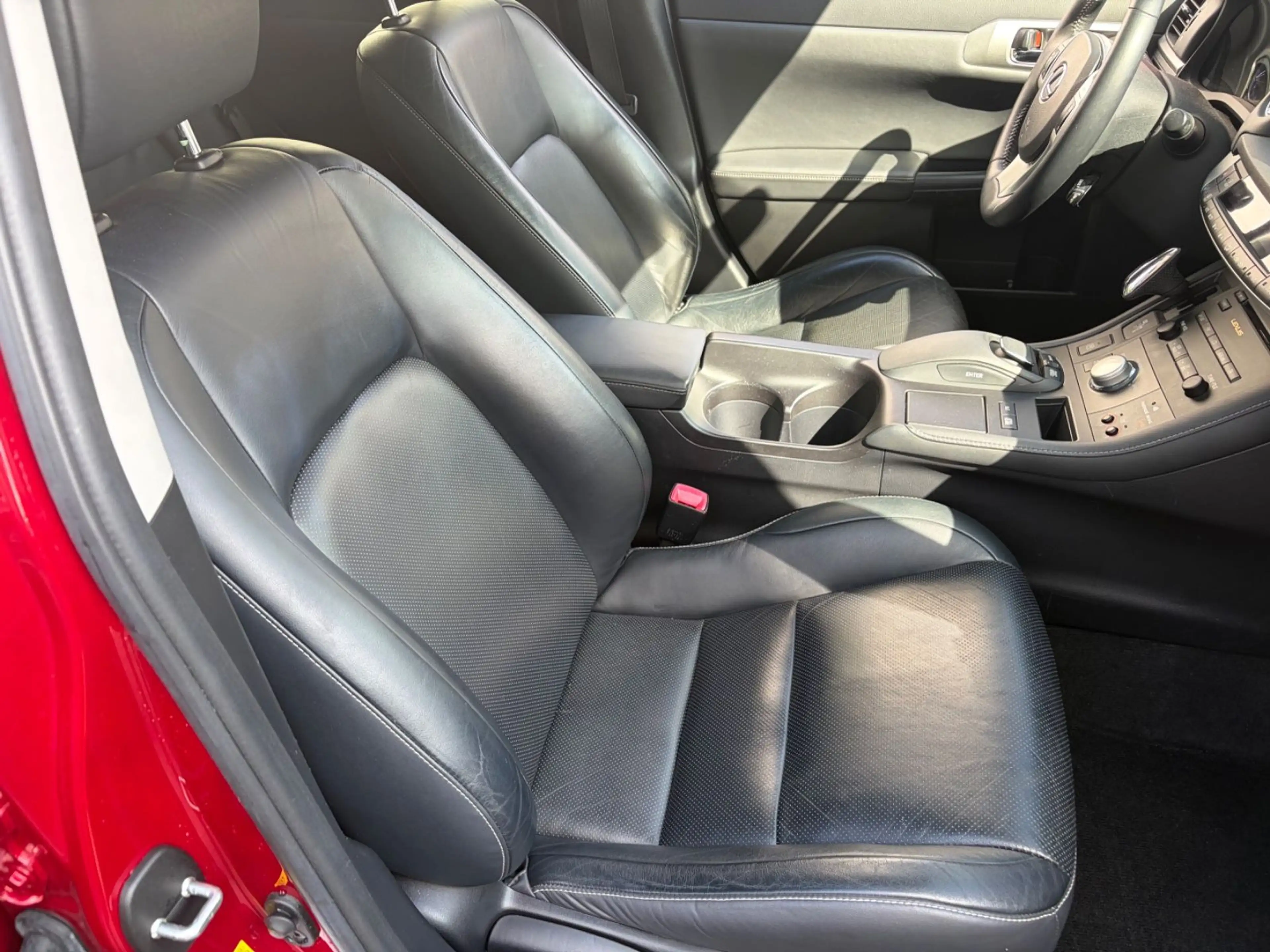 Lexus CT 200h — photo 9