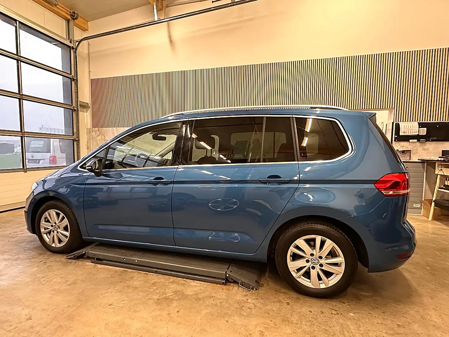 Volkswagen Touran Highline 2,0 TDI SCR DSG 7 Sitze, Multi-Lenkrad... Blau - 2