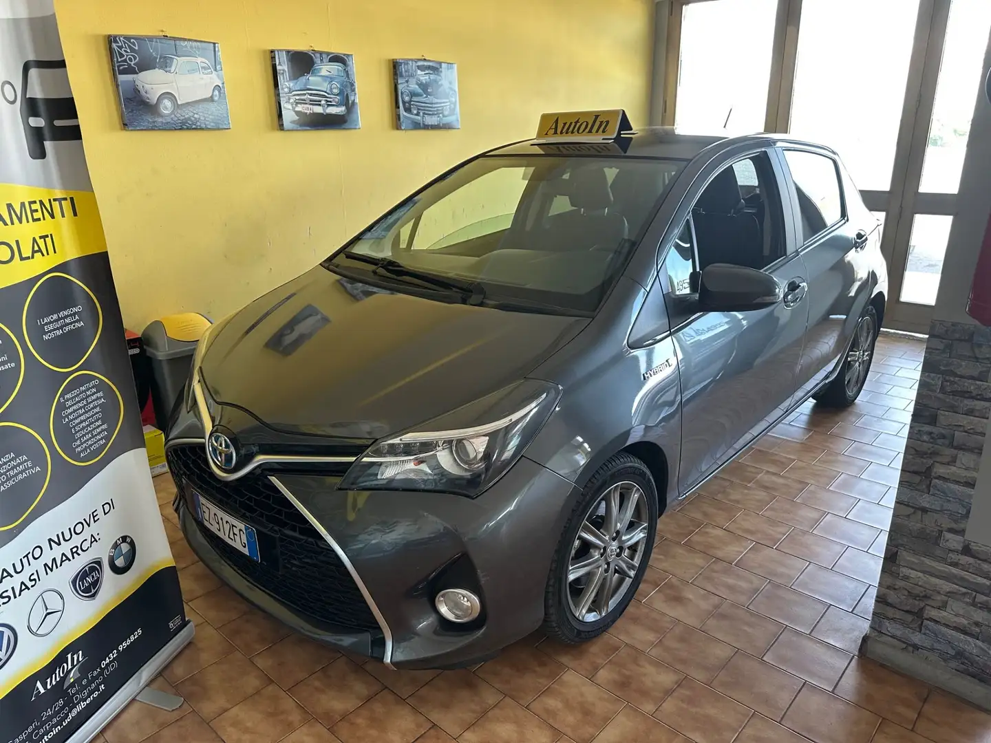 Toyota Yaris 1.5 Hybrid 5 porte Cool Grau - 2