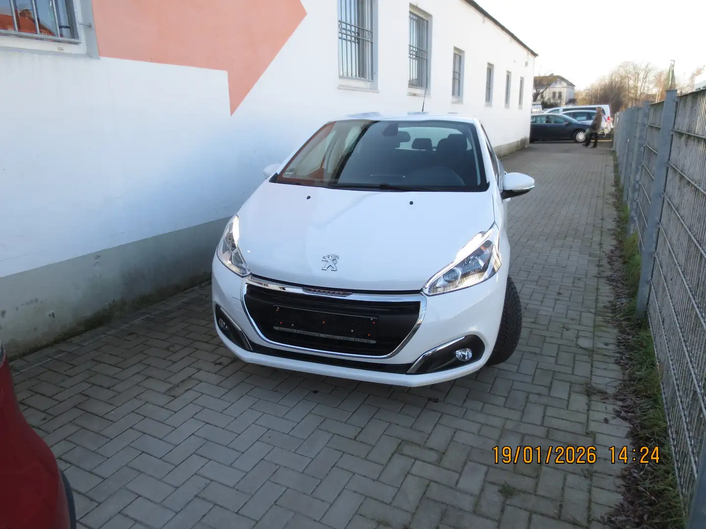 Peugeot 208 Active Weiß - 1