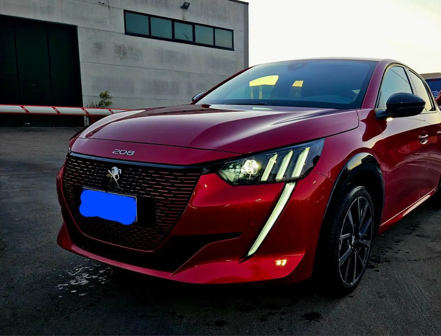 Peugeot e-208 GT Pack 100kW Rosso - 1