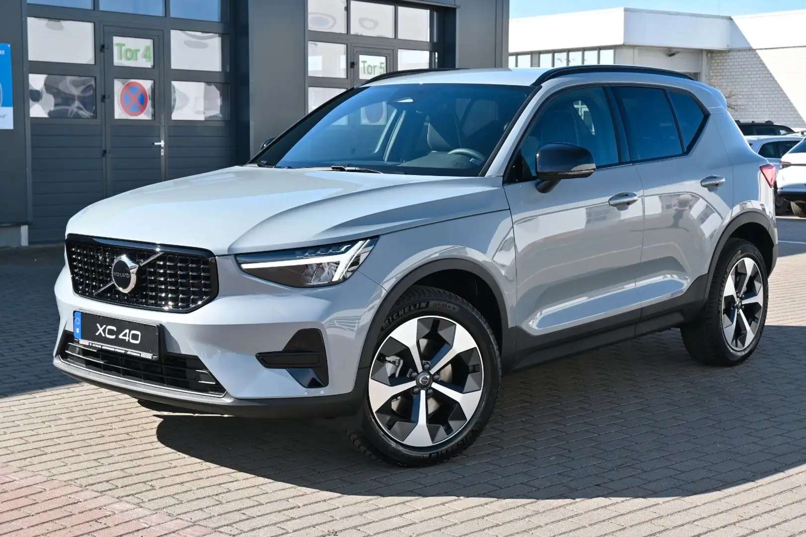 Volvo XC40 B4 Plus Dark*RFK*FSHZG*BLIS*ACC*AHK*Allwett Grau - 1