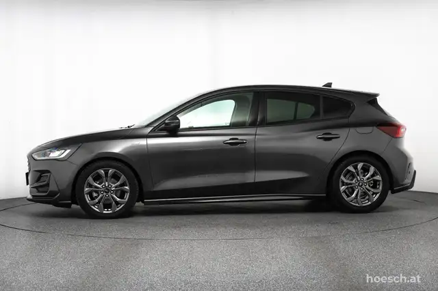 Ford Focus view 3
