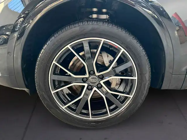 Audi Q5 view 3