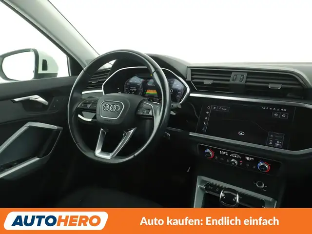 Audi Q3 view 13