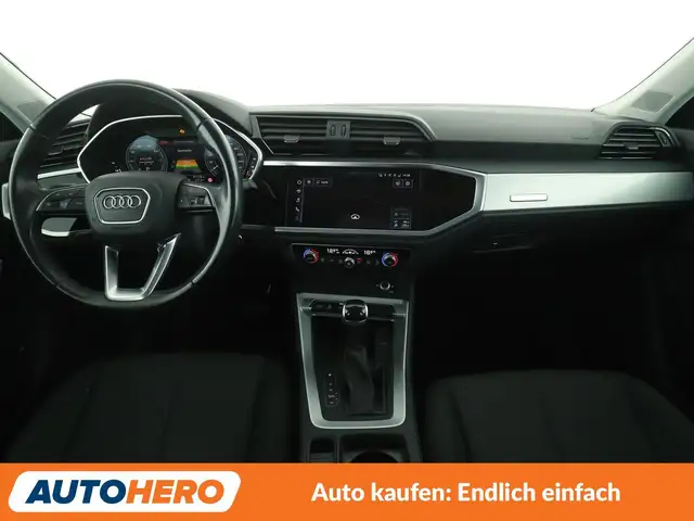Audi Q3 view 12