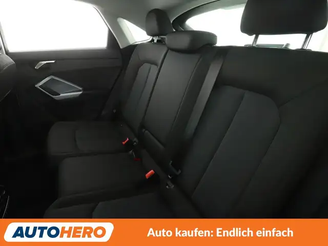 Audi Q3 view 14