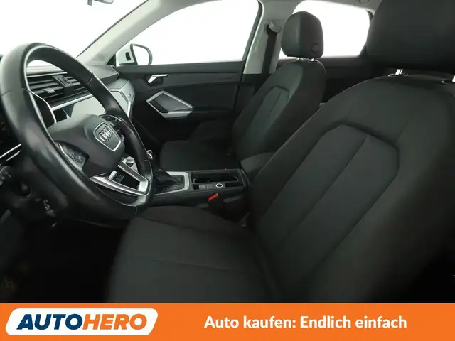Audi Q3 view 10