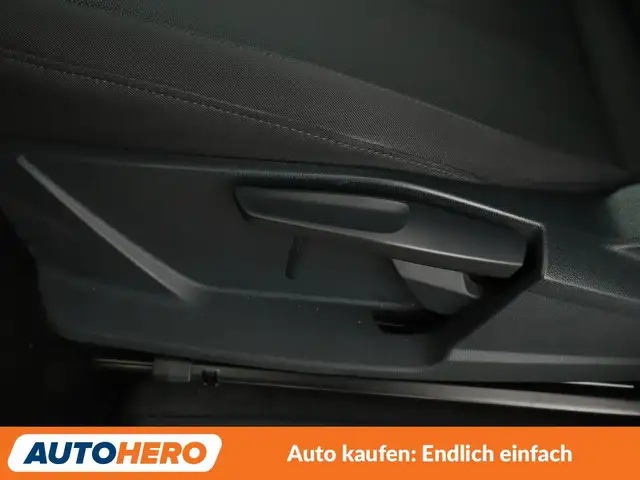 Audi Q3 view 28