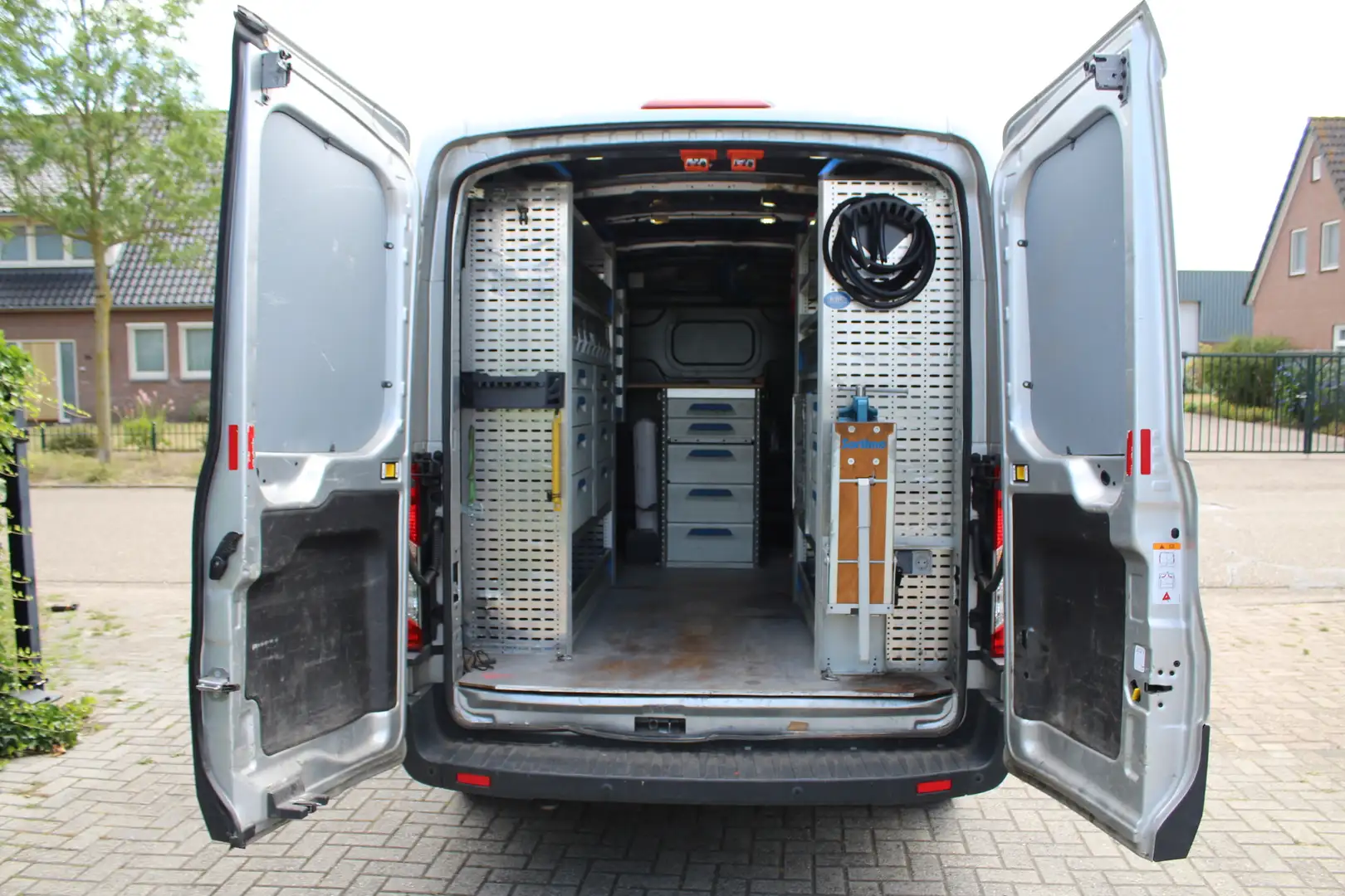 Ford Transit 350 2.0 TDCI 130PK Euro6 L2H2 RWD Trend Service bu Zilver - 2